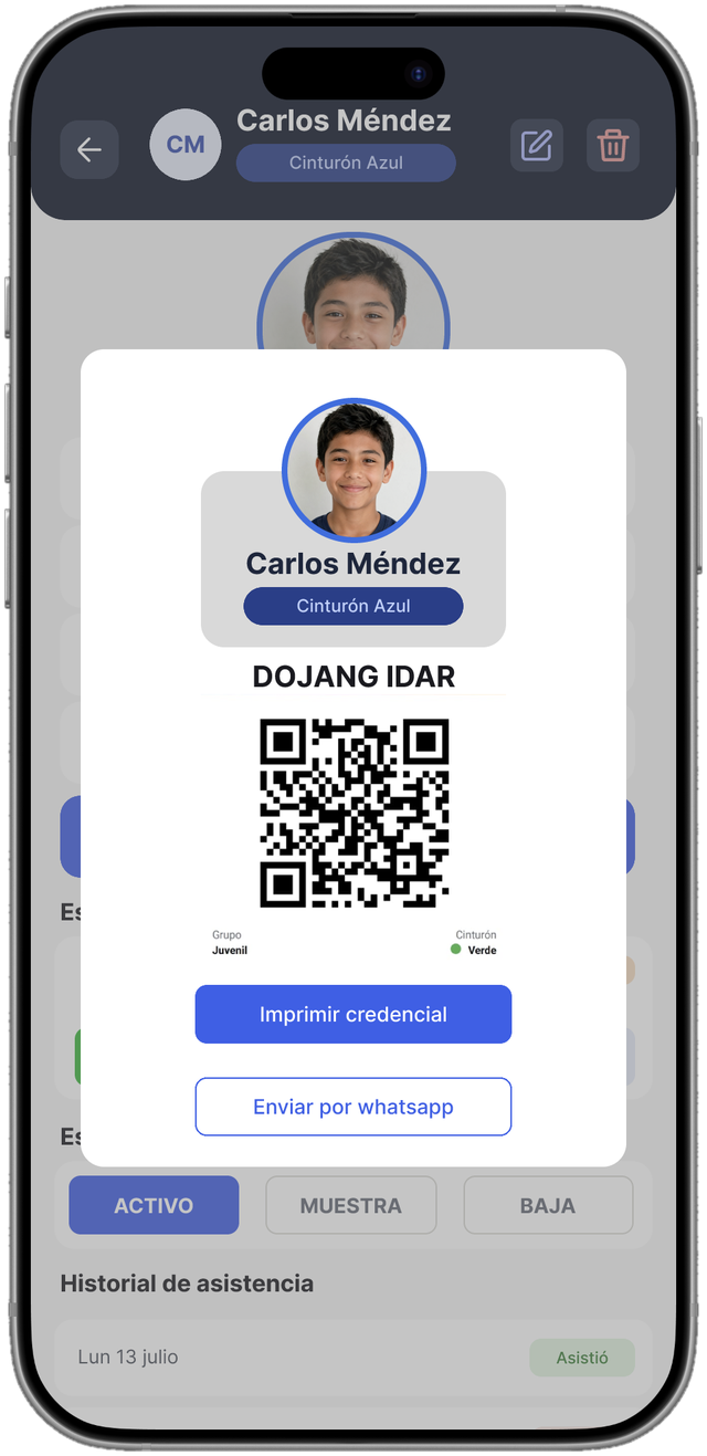 Credencial de alumno abierta en la app sobre su perfil: foto, nombre, cinturón, código QR y botones para imprimir o enviar por WhatsApp
